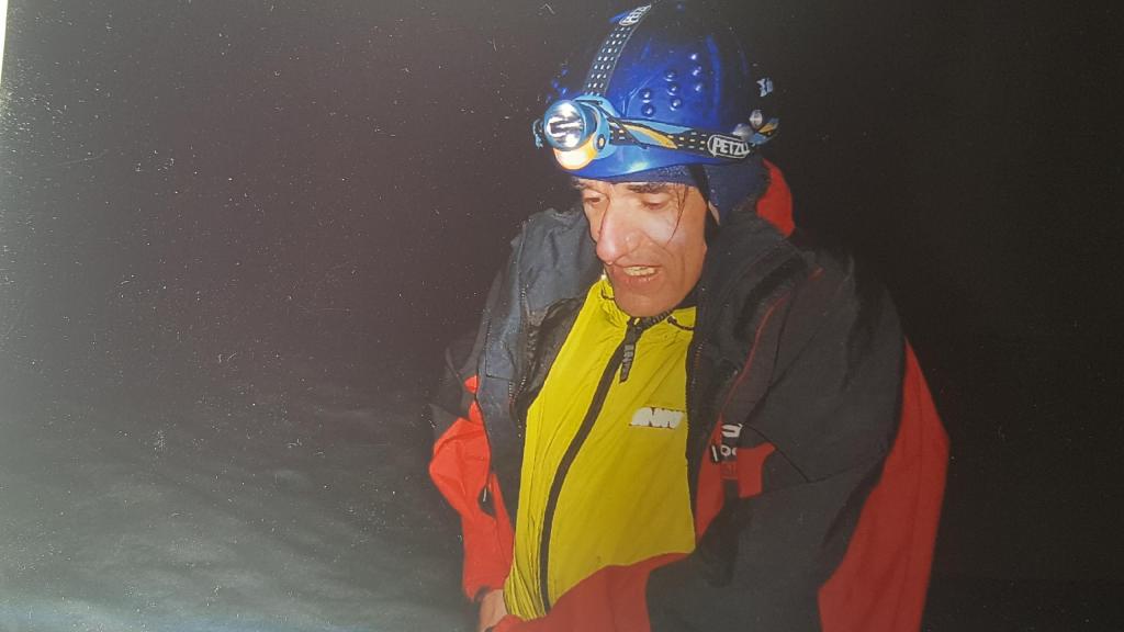 alpiniste dans la nuit fatigue et froid - avant ascension